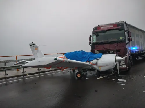 Un petit avion atterrit sur un viaduc (Photo)